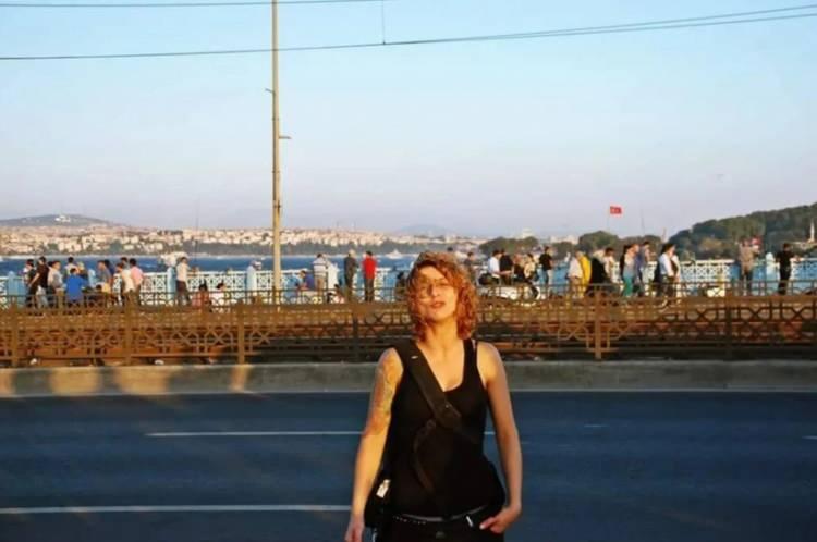 <p><strong>KENDİSİ YANIMIZDA OLMADI</strong></p>

<p> </p>

<p>Yaptığı açıklamada 'bunları yaşadığınız için çok üzgünüm' dedi ama o şekilde davranmadı. Sadece söylemde kaldı. Biz kardeşimle çok zorluklar yaşadık. Ben çok zor ameliyatlar geçirdim, kendisi beni bir kez bile aramadı.</p>

<p> </p>

<p>Bizi bildiğini en başından beri inkar ediyor Metin Akpınar, 'bilmiyordum' diyor. Kendini savunmak için inkar ediyor.</p>

<p> </p>

<p>Metin Akpınar ile Suphiye Ormancı arasında yaşananlar bir günlük hikaye denilmiş, öyle değil.</p>
