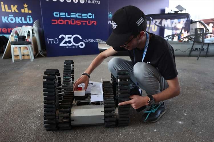 <p>İstanbul Teknik Üniversitesi (İTÜ) öğrencileri, deprem sonrası enkaz altında kalanların yerini tespit edebilecek "Hope" adlı arama kurtarma robotu geliştirdi.</p>
