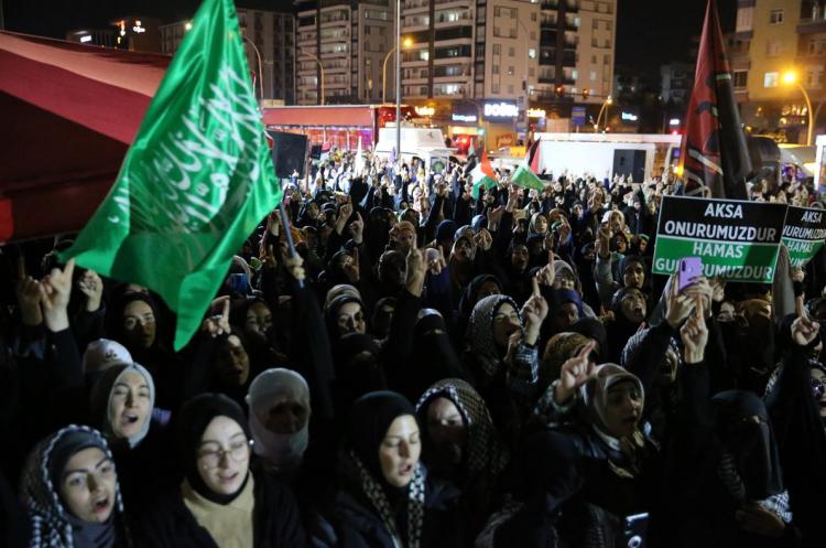<p>Burada saldırılarda hayatını kaybedenler için dua eden grup daha sonra dağıldı.</p>
