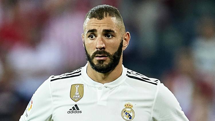 <p>Dünyaca ünlü Fransız ve Müslüman futbolcu Karim Benzema, Gazze için destek mesajı paylaştı.</p>
<p> </p>
<p>X hesabından paylaşım yapan yıldız isim, "Tüm dualarımız, bir kez daha kadın - çocuk ayırt etmeden insafsızca bombaların kurbanı olan Gazze halkıyla" ifadelerini kullandı.</p>
