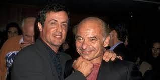 <p><span style="color:#800000"><strong>BURT YOUNG KİMDİR?</strong></span></p>
<p><strong>3 Nisan 1940 </strong>yılında New York'ta doğan ünlü oyuncu Burt Young, kariyeri boyunca <strong>150’den</strong> fazla filmde rol aldı. Sinema dünyasının popüler serisi olan Rocky filminde <strong>Rocky Balboa</strong> karakterinin kayın biraderi <strong>Paulie </strong>rolünü oynayan Burt Young, Rol aldığı yapımlarda genellikle <strong>'sert adam'</strong> rollerini canlandırdı.</p>