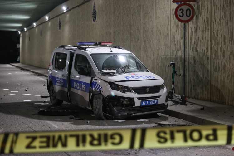 <p>Geçtiği ana cadde ve sokaklarda çok sayıda otomobile çarpan sürücü, gözaltına alındı.</p>
<p>Hafriyat kamyonu sürücüsünün alkollü olduğu iddia edildi.</p>