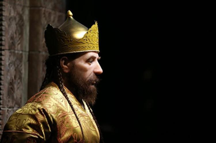 <p><span style="color:#B22222"><strong>ÖZENLE ÇALIŞILDI HER AYRINTI DÜŞÜNÜLDÜ</strong></span></p>

<p><strong>Sergideki bilgilendirme metinlerine göre, projenin ilk aşamasında, Alaaddin Camii avlusundaki hanedan türbesinden çıkarılan kalıntılarla, beden bütünlüğü tamamlanan naaşların, Necmettin Erbakan Üniversitesi Tıp Fakültesi'nde tomografisi çekildi.</strong></p>

<p><span style="color:#B22222"><em><strong>(Fotoğrafta, Anadolu Selçuklu Devleti sultanlarından İkinci Rükneddin Süleymanşah'ın heykeli görülüyor.)</strong></em></span></p>
