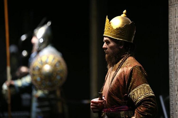 <p><strong>Kafataslarından ve dişlerden alınan sürüntüler, İstanbul Adli Tıp Kurumu Biyokimya İhtisas Dairesine gönderildi. Elde edilen DNA ve anatomik özelliklerine göre hanedan üyelerinin kafatasları ve yüzleri oluşturuldu.</strong></p>

<p> </p>

<p>(Fotoğrafta, Anadolu Selçuklu Devleti sultanlarından Üçüncü Gıyaseddin Keyhüsrev'in heykeli görülüyor.)</p>

<p> </p>
