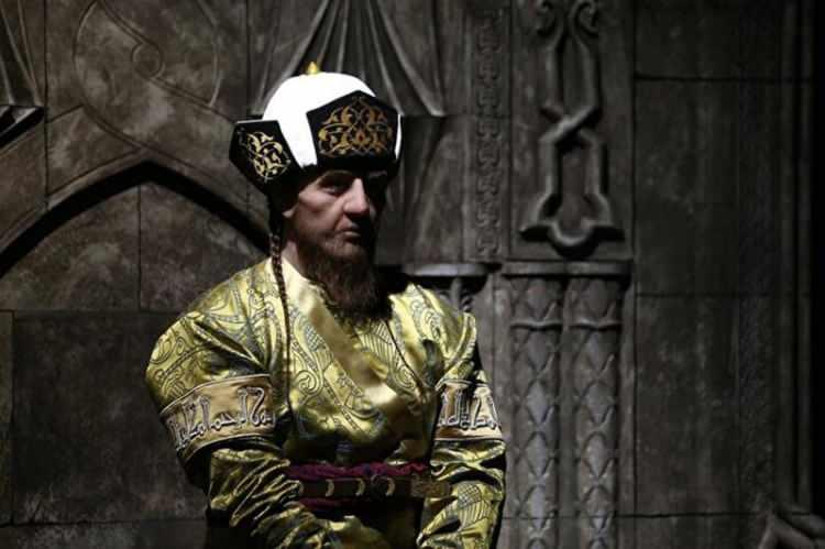 <p><span style="color:#B22222"><em><strong>Fotoğrafta, Anadolu Selçuklu Devleti sultanlarından İkinci Gıyaseddin Mesud'un heykeli görülüyor.</strong></em></span></p>
<p> </p>
