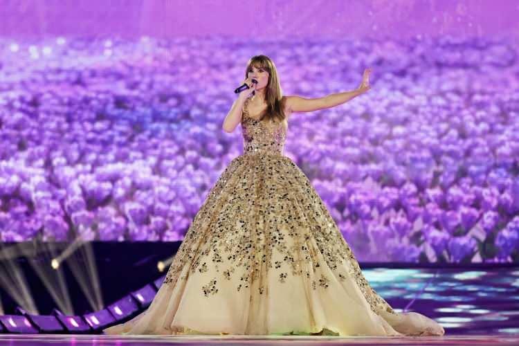 <p><span style="color:#000000"><strong>Dünyaca ünlü Amerikalı şarkıcı Taylor Swift, "Eras Tour" isimli dünya turnesi çerçevesinde tüm yaz dönemi boyunca hayranlarıyla bir araya geldi. </strong></span></p>
