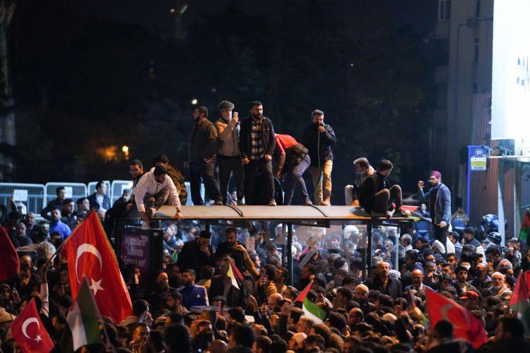 <p><strong>İSTANBUL</strong></p>
<p>İsrail'in İstanbul Başkonsolosluğu önünde toplanan vatandaşlar, Gazze'deki el-Ehli Baptist Hastanesi'ne yönelik saldırıyı protesto ediyor.</p>