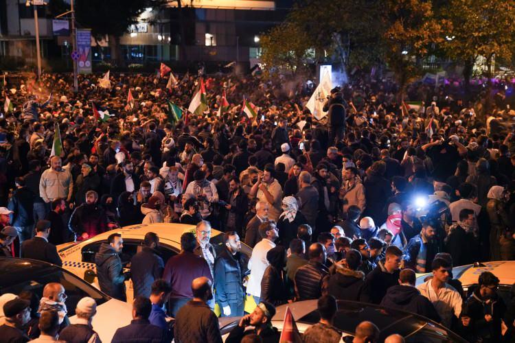 <p>İsrail'in abluka altındaki Gazze'de el-Ehli Baptist Hastanesi'ni bombalamasının ardından binlerce vatandaş, ellerindeki Filistin bayraklarıyla Beşiktaş'taki İsrail Başkonsolosluk binasının önüne geldi.</p>
<p> </p>