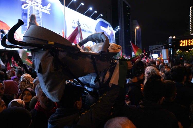 <p>Hastanenin bombalanmasına tepki gösteren katılımcılar, "Katil İsrail Filistin'den defol" sloganları attı.</p>
<p>Bazı vatandaşlar ellerindeki yumurtaları konsolosluk binasına atarken, alanda İsrail bayrağı yakıldı.</p>