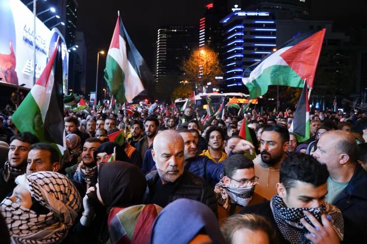 <p>Kalabalıktan bazıları konsolosluğu çevreleyen güvenlik bariyerlerini aşmak istedi. Polisle grup arasında arbede yaşanırken, güvenlik güçleri kalabalığı dağıtmak için biber gazı kullandı.</p>
<p> </p>
