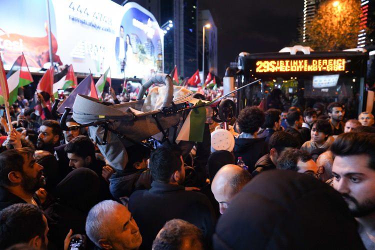 <p>Polis ekipleri, trafiğe kapatılan caddede geniş güvenlik önlemleri aldı.</p>
<p> </p>
