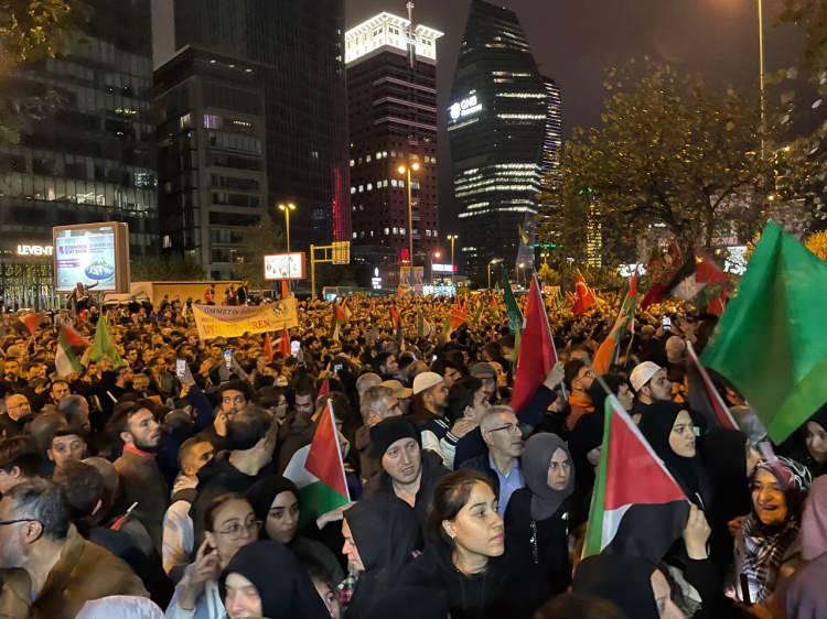 <p>Kalabalığın protestosu sloganlar eşliğinde sürüyor.</p>