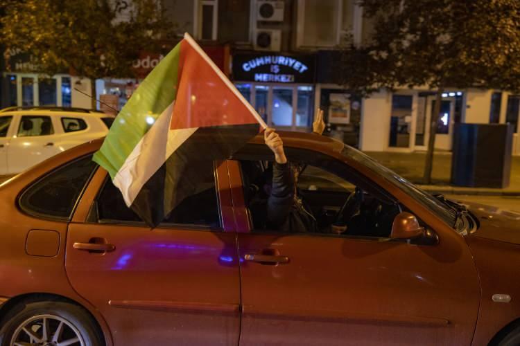 <p><strong>ERZURUM</strong></p>
<p>İsrail'in Gazze'deki hastaneye saldırısı Erzurum'da protesto ediliyor</p>
<p> </p>