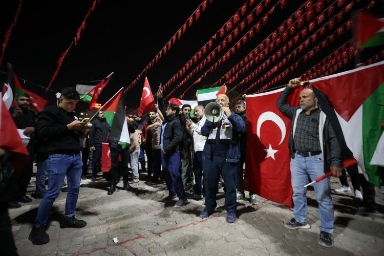 <p>Kent merkezindeki Demokrasi Meydanı'nda toplanan vatandaşlar Gazze'deki el-Ehli Baptist Hastanesi'ne yönelik saldırıyı protesto etti.</p>
