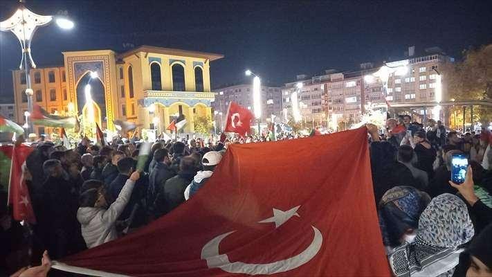 <p>Kütahya'da Zafer Meydanı'nda toplanan vatandaşlar, Gazze'deki el-Ehli Baptist Hastanesi'ne yönelik saldırıyı protesto etti.</p>

<p> </p>
