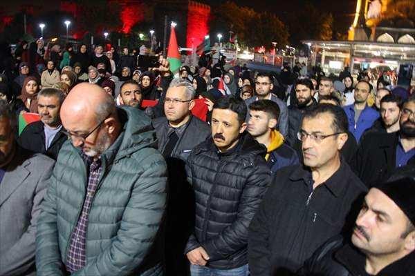 <p>Vatandaşlar, Kur'an-ı Kerim tilavi ve okunan duanın ardından dağıldı.</p>

<p> </p>
