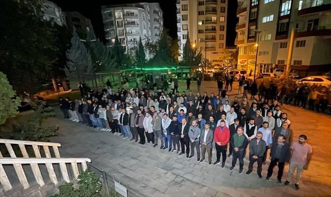 <p><strong>ŞANLIURFA</strong></p>

<p>İsrail'in Gazze'deki hastaneye saldırısı Şanlıurfa’da protesto ediliyor</p>

<p> </p>
