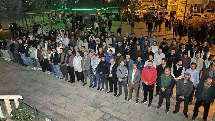 <p>Şanlıurfa’nın Siverek ilçesinde bir grup vatandaş İsrail'in Gazze'deki hastaneye saldırısı sonrası toplanarak hayatını kaybedenler için gıyabi cenaze namazı kıldı.</p>