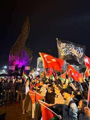 <p>Çanakkale'de bazı sivil toplum kuruluşları, Gazze'deki el-Ehli Baptist Hastanesi'ne yönelik saldırıyı protesto etti.</p>
<p> </p>