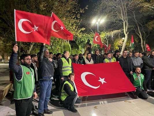 <p>Sinop’ta bazı sivil toplum kuruluşları ve vatandaşlar Gazze'deki el-Ehli Baptist Hastanesi'ne yönelik saldırıyı protesto etti.</p>

<p> </p>
