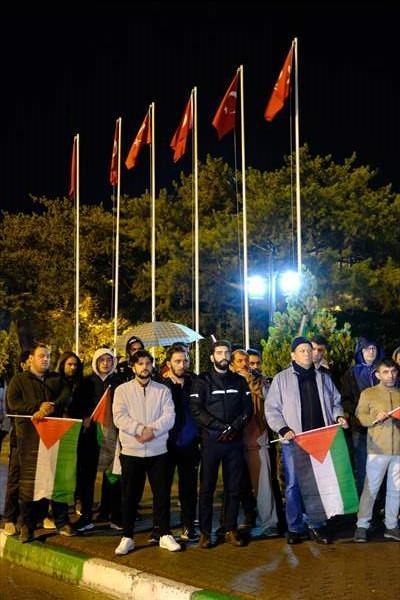 <p>Kırklareli'nde vatandaşlar, Gazze'deki el-Ehli Baptist Hastanesine yönelik saldırıyı protesto etti. </p>
