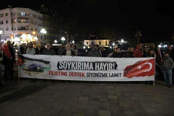 <p>Burada Cihannüma Derneği Edirne İl Başkanı Ataman Alkan, Anadolu Gençlik Derneği Edirne Şube Başkanı Abdülhamit İriş ve İHH Edirne Temsilcisi Abdülkadir Akdi konuşma yaparak İsrail'in saldırılarını kınadı.</p>
<p>Saldırılarda ölen kişiler için dua edildi, Kur'an-ı Kerim okundu.</p>
