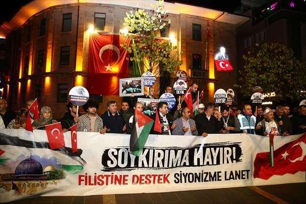 <p>Giresun'da Atatürk Meydanı'nda toplanan bazı sivil toplum kuruluşları ve vatandaşlar Gazze'deki el-Ehli Baptist Hastanesi'ne yönelik saldırıyı protesto etti.</p>
