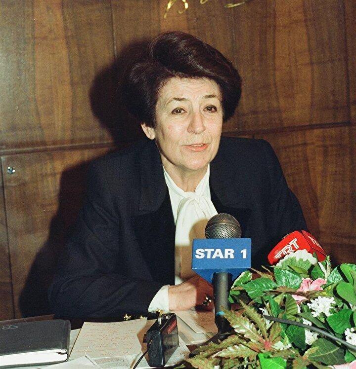 <p><strong>Parlamento dışından Sağlık ve Sosyal Yardım Bakanı olarak g&ouml;revlendirilen T&uuml;rkan Akyol, ilk kadın bakan olarak tarihe ge&ccedil;ti.</strong></p>

<p>&nbsp;</p>

<p><span style="color:#B22222"><strong>(1991 Erim / 1993 &Ccedil;iller H&uuml;k&uuml;meti)</strong></span></p>

<p>&nbsp;</p>
