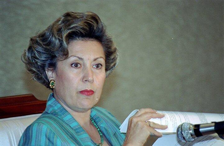 <p><strong>Yıldırım Akbulut'un başbakanlığında kurulan 47. H&uuml;k&uuml;met'te &Ccedil;alışma ve Sosyal G&uuml;venlik Bakanı olarak g&ouml;rev alan İmren Aykut ise milletvekili se&ccedil;ilen ilk kadın bakan oldu.</strong></p>

<p>&nbsp;</p>

<p><span style="color:#B22222"><strong>(1987 &Ouml;zal / 1996 Yılmaz h&uuml;k&uuml;meti)</strong></span></p>

<p>&nbsp;</p>
