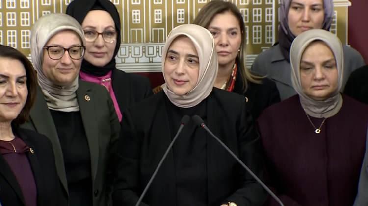 <p><strong>Kadınlara seçme ve seçilme hakkının tanınmasıyla başlayan serüven başörtülü siyasetçiler cephesinde de zorlu bir mücadeleye sahne oldu. Başörtülü siyasetçiler ancak 1999 genel seçimlerinde temsil hakkına sahip olabildi.</strong></p>
<p> </p>