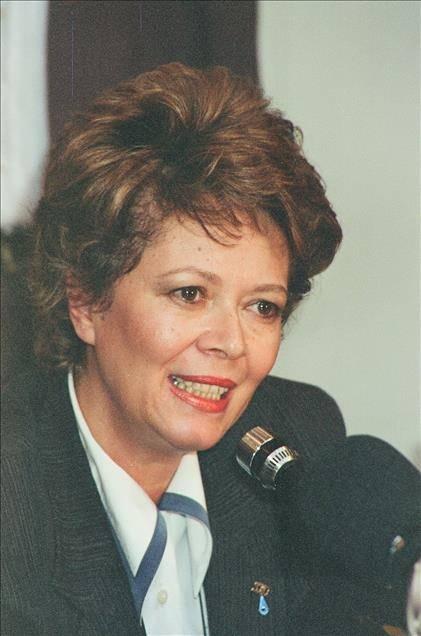 <p><strong>&Ouml;nay Alpago, 50. H&uuml;k&uuml;met d&ouml;neminde Devlet Bakanlığı g&ouml;revini y&uuml;r&uuml;tt&uuml;.</strong></p>

<p>&nbsp;</p>

<p><span style="color:#B22222"><strong>(1993 &Ccedil;iller H&uuml;k&uuml;meti)</strong></span></p>

<p>&nbsp;</p>
