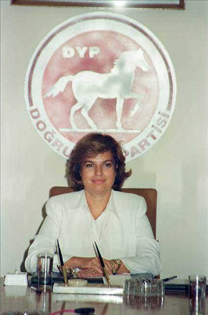<p><strong>Türkiye`nin ilk kadın Başbakanı olan Tansu Çiller, 49. Hükümet Dönemi`nde Devlet Bakanlığı, 50., 51. ve 52. Hükümet döneminde Başbakan, 54. Hükümet döneminde Başbakan Yardımcılığı görevlerini yürüttü.</strong></p>
<p> </p>
<p><span style="color:#B22222"><strong>(1991 Demirel /1996 Erbakan hükümeti)</strong></span></p>
<p> </p>
