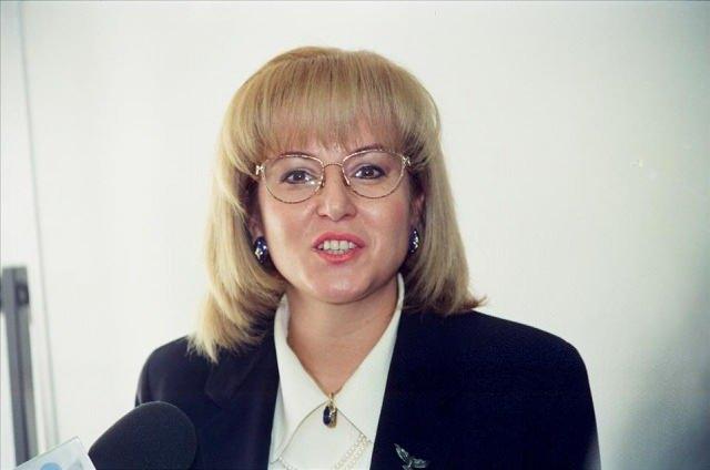 <p><strong>Ayfer Yılmaz, 53. ve 54. Hükümette Devlet Bakanlığı görevini yürüttü.</strong></p>

<p> </p>

<p><span style="color:#B22222"><strong>(1996 Erbakan Hükümeti)​</strong></span></p>

<p> </p>
