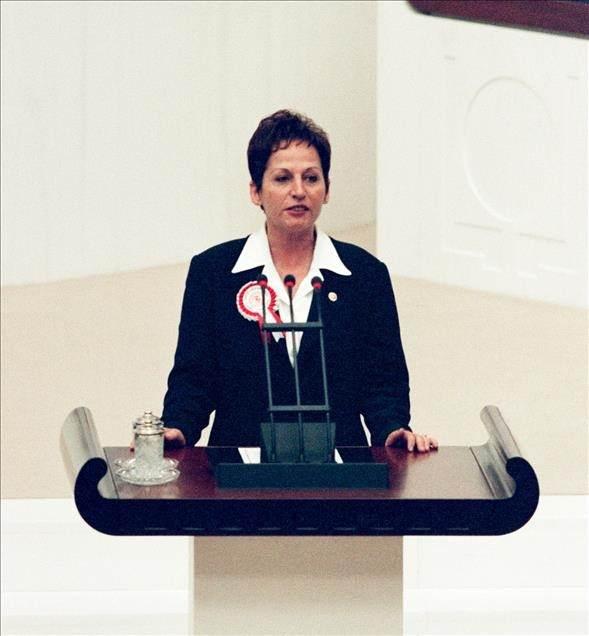 <p><strong>Melda Bayer, 57. Hükümet Döneminde Devlet Bakanı olarak görev yaptı.</strong></p>
<p> </p>
<p> </p>
<p><span style="color:#B22222"><strong>(2002 Ecevit Hükümeti)</strong></span></p>
<p> </p>