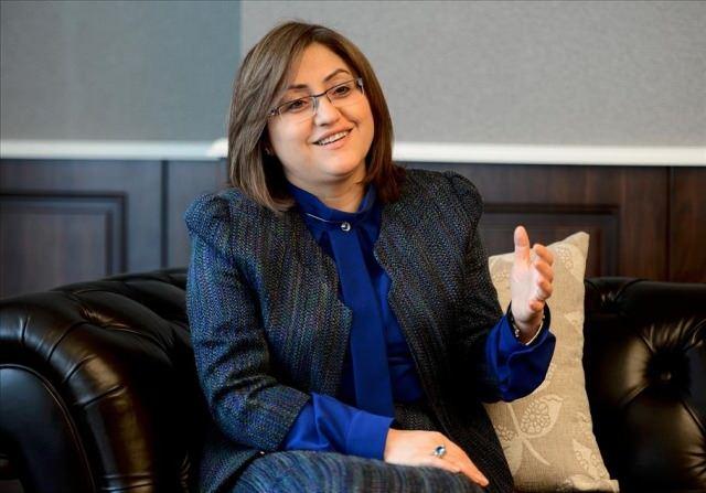 <p><strong>Fatma Şahin, 61. H&uuml;k&uuml;met d&ouml;neminde Aile ve Sosyal Politikalar Bakanı olarak g&ouml;rev yaptı.</strong></p>

<p>&nbsp;</p>

<p><span style="color:#B22222"><strong>(2011 Erdoğan H&uuml;k&uuml;meti)</strong></span></p>

<p>&nbsp;</p>
