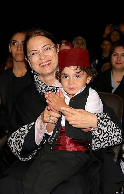 <p><strong>Ayşenur İslam, 62. H&uuml;k&uuml;met d&ouml;neminde Aile ve sosyal Politikalar Bakanı olarak g&ouml;rev yaptı.</strong></p>

<p>&nbsp;</p>

<p><span style="color:#B22222"><strong>(2013 Davutoğlu H&uuml;k&uuml;meti)</strong></span></p>
