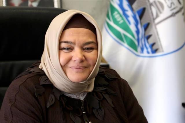 <p><strong>Ayşen G&uuml;rcan, 63. H&uuml;k&uuml;met d&ouml;neminde Aile ve Sosyal Politikalar Bakanı olarak g&ouml;rev aldı. G&uuml;rcan aynı zamanda&nbsp;T&uuml;rkiye Cumhuriyeti'nin ilk baş&ouml;rt&uuml;l&uuml; bakanı unvanını aldı.</strong></p>

<p>&nbsp;</p>

<p><span style="color:#B22222"><strong>(2015 Davutoğlu H&uuml;k&uuml;meti)</strong></span></p>

<p>&nbsp;</p>

<p>&nbsp;</p>
