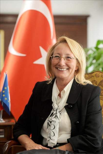 <p><strong>Beril Dedeoğlu, 63. H&uuml;k&uuml;met d&ouml;neminde Avrupa Birliği Bakanı olarak g&ouml;rev yaptı.</strong></p>

<p>&nbsp;</p>

<p><span style="color:#B22222"><strong>(2015 Davutoğlu H&uuml;k&uuml;meti)</strong></span></p>

<p>&nbsp;</p>

