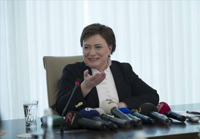 <p><strong>Fatma G&uuml;ldemet Sarı, 64. h&uuml;k&uuml;met d&ouml;neminde &Ccedil;evre ve Şehircilik Bakanı olarak g&ouml;revine devam ediyor.</strong></p>

<p>&nbsp;</p>

<p><span style="color:#B22222"><strong>(2015 Davutoğlu H&uuml;k&uuml;meti)</strong></span></p>
