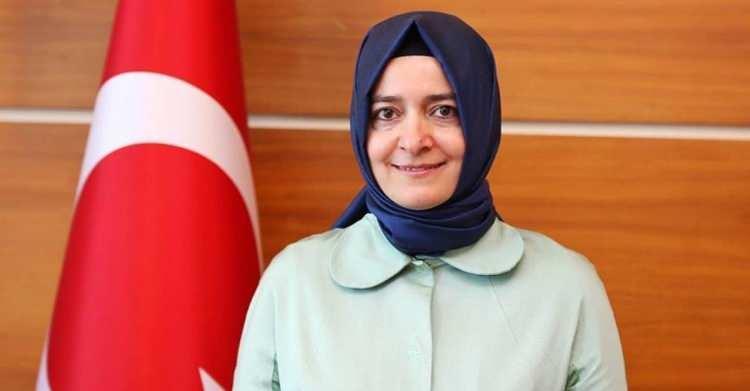 <p><strong>Fatma Bet&uuml;l Sayan Kaya&nbsp;26. D&ouml;nemde İstanbul Milletvekili se&ccedil;ildi. 65. H&uuml;k&ucirc;mette Aile ve Sosyal Politikalar Bakanı olarak g&ouml;rev aldı.</strong></p>

<p>&nbsp;</p>

<p><span style="color:#B22222"><strong>(2016 Yıldırım H&uuml;k&uuml;meti)</strong></span></p>

<p>&nbsp;</p>
