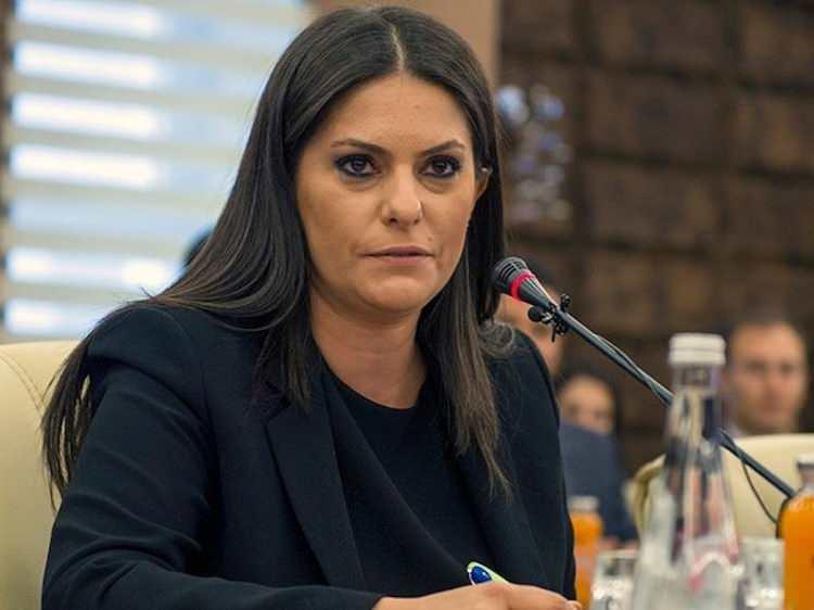 <p><strong>J&uuml;lide Sarıeroğlu&nbsp;66. H&uuml;k&uuml;met&rsquo;te &Ccedil;alışma ve Sosyal G&uuml;venlik Bakanı olarak g&ouml;rev yaptı.</strong></p>

<p>&nbsp;</p>

<p><span style="color:#B22222"><strong>(2017 Yıldırım H&uuml;k&uuml;meti)</strong></span></p>

<p>&nbsp;</p>
