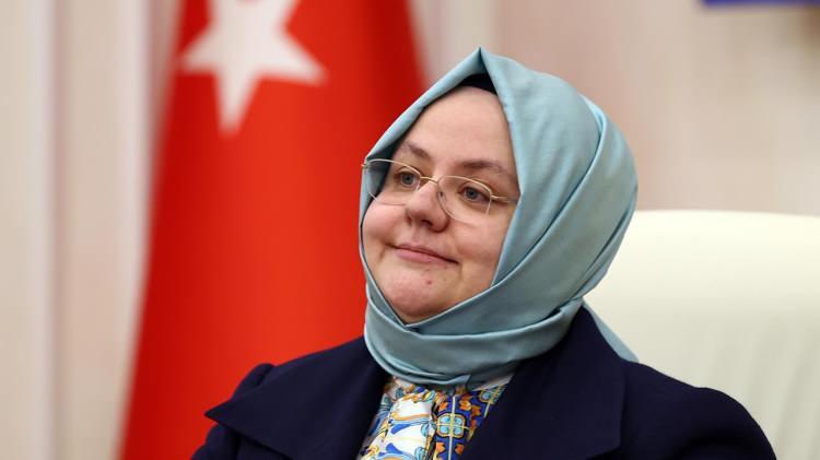 <p><strong>Zehra Z&uuml;mr&uuml;t Sel&ccedil;uk&nbsp;9 Temmuz 2018'de T&uuml;rkiye'nin ilk aile, &ccedil;alışma ve sosyal hizmetler bakanı atandı. Sel&ccedil;uk, Ruhsar Pekcan ile birlikte, 66'ıncı h&uuml;k&uuml;mette yer alan iki kadın bakandan birisi oldu.</strong></p>

<p>&nbsp;</p>

<p><span style="color:#B22222"><strong>(2018 Erdoğan H&uuml;k&uuml;meti)</strong></span></p>

<p>&nbsp;</p>
