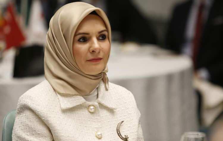 <p><strong>Mahinur G&ouml;ktaş&nbsp;4 Haziran 2023'te Cumhurbaşkanı Recep Tayyip Erdoğan tarafından a&ccedil;ıklanan kabinede Aile ve Sosyal Hizmetler Bakanı olarak yer aldı.</strong></p>

<p>&nbsp;</p>

<p><span style="color:#B22222"><strong>(2023 Erdoğan H&uuml;k&uuml;meti)</strong></span></p>
