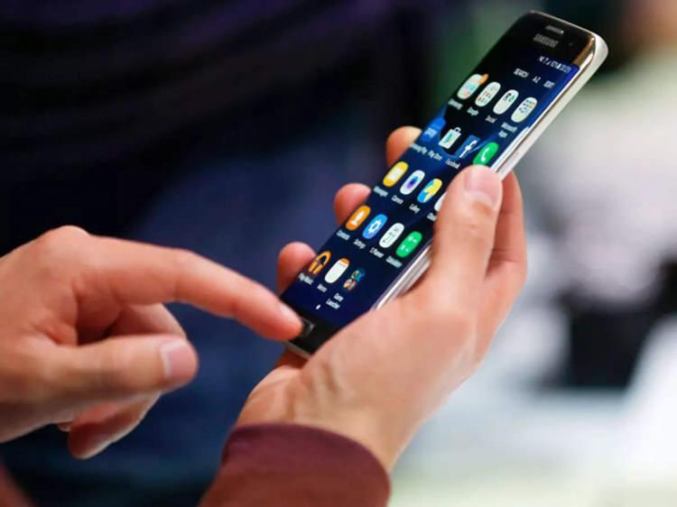 <p>Rapor, pazarda devam eden daralmanın, sevkiyatları 3'ncü çeyrekte yüzde 8 oranında azalan Apple gibi şirketlerin gelecekteki kazançlarını azaltabileceği korkusunu körüklediği belirtilirken, Samsung'un bu dönemde satış hacminde yüzde 13'lük bir düşüş olduğu vurgulandı.</p>