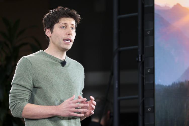 <p>OpenAI CEO'su Sam Altman, gelecekle ilgili korkular üzerine yapılan bir sohbetin parçası olarak, bazı teknoloji elitlerinin aksine kendisinin bir sığınağı olmadığını söyledi.</p>
