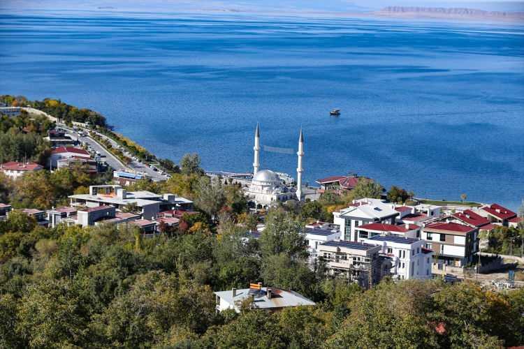 <p>Van'da 12 yıl önce meydana gelen ve büyük yıkıma yol açan 7,2 ve 5,6 büyüklüğündeki depremlerin ardından yaraların sarılması için devletin ve milletin gösterdiği fedakarlık, aradan geçen zamana rağmen unutulmuyor.</p>