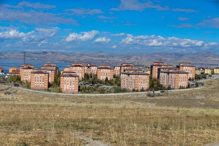 <p>Depremlerin yıllar önce de büyük acılara yol açtığı Van, merkez üssü Tuşba ilçesine bağlı Tabanlı Mahallesi olan 23 Ekim 2011'de 7,2 büyüklüğündeki depremle sarsıldı.</p>