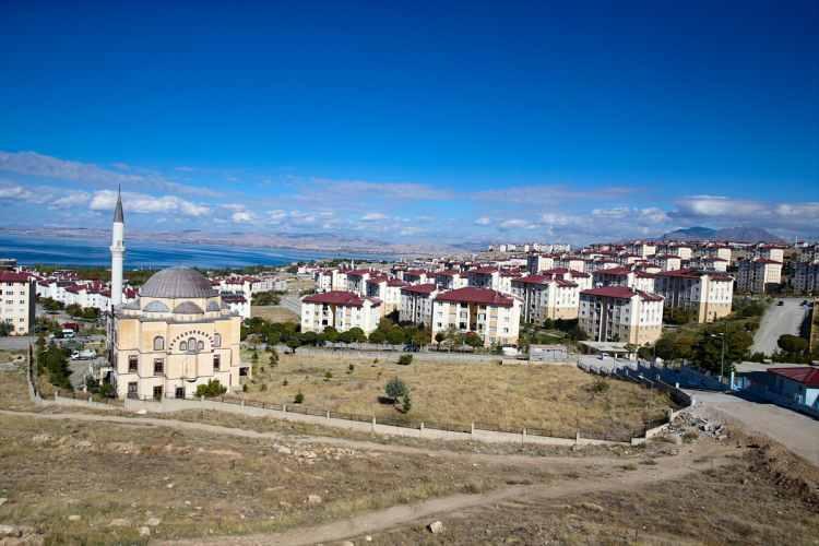<p>Kent merkezi, Erciş ilçesi ve birçok köyde büyük hasara yola açan depremde 604 kişi yaşamını yitirdi, çok sayıda bina yıkıldı.</p>