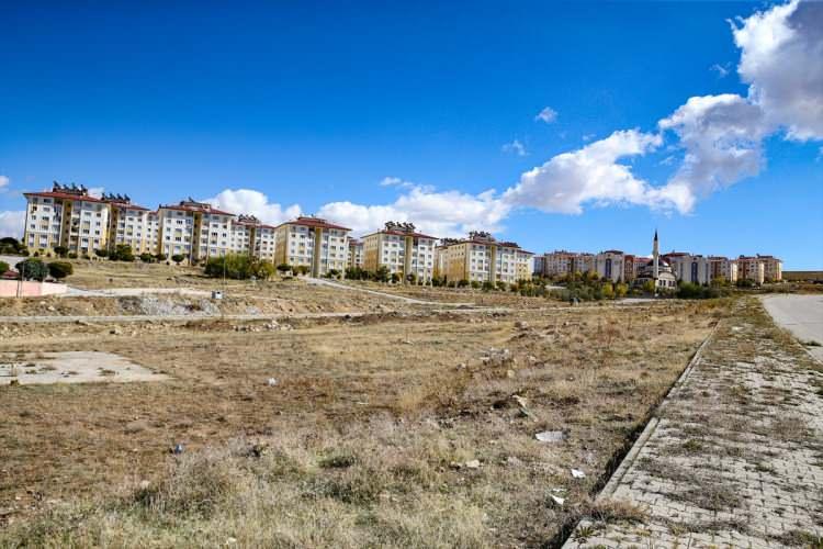 <p>Evleri yıkılan, yakınlarını kaybeden binlerce kişi, devletin ve Van için kenetlenen milletin yardımlarıyla yeniden hayata tutundu. O dönemde başbakan olan Cumhurbaşkanı Recep Tayyip Erdoğan ile bakanlar, siyasi parti genel başkanları ve sivil toplum kuruluşu temsilcileri vatandaşların acılarına ortak oldu.</p>