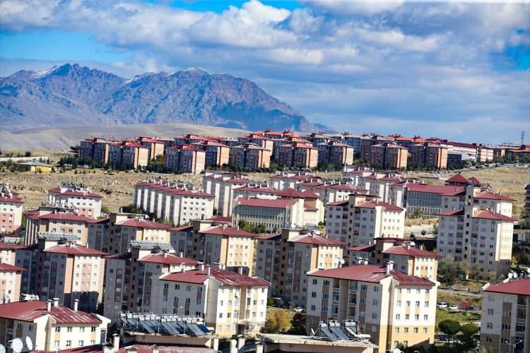 <p>Kentteki 147 bin 622 konut, 18 bin 735 iş yeri ve 20 bin 209 ahırda inceleme yapan AFAD uzmanları, 31 bin 870 konut, 8 bin 849 iş yeri ile 9 bin 602 ahırın ağır hasar gördüğünü, 18 bin 181 konutun da orta hasarlı olduğunu tespit etti.</p>